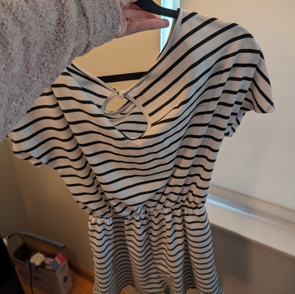 Size medium romper - Picture 2 of 2